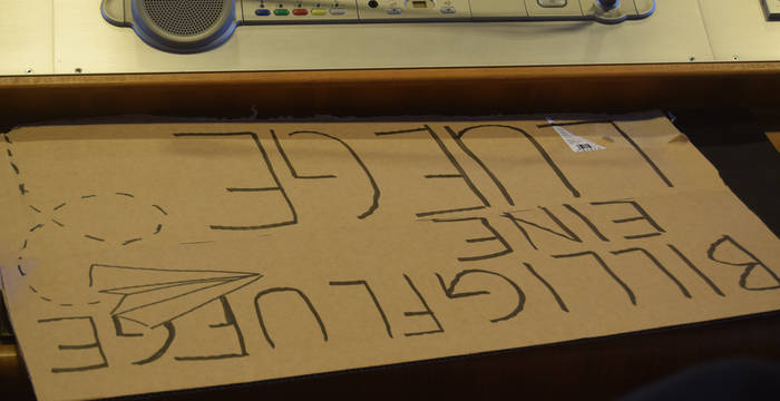 Gut platziertes Schild "Billigflüge eine Lüge" © Manuel Schönenberger