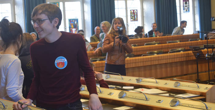 Jugendlicher Aktivist mit Pressefotografin © Manuel Schönenberger