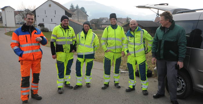 Instruktion von Mitarbeitenden des kantonalen Tiefbauamts und des Werkhofs plus in Rünenberg durch Tom Wernli, Mitglied der Amphibiengruppe.