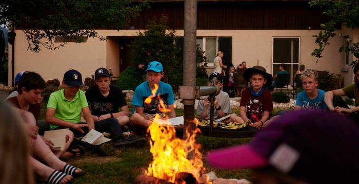 Zusammen mit der Jugendgruppe Luzern führten wir ein Pfingstlager durch. Dabei durften die Teilnehmenden im Stroh schlafen und sich ein Wochenende mit den Bienen auseinandersetzen.