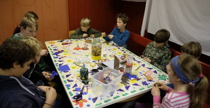 Kinder am Basteln