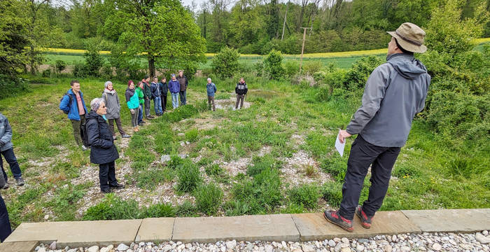 Im naturnahen Begegnungsgarten von Peter Schlachter.