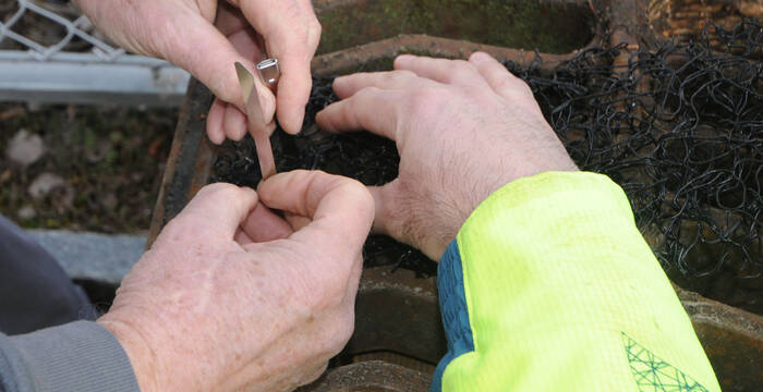 Befestigung einer Amphibienausstiegshilfe an einem Schachtdeckel