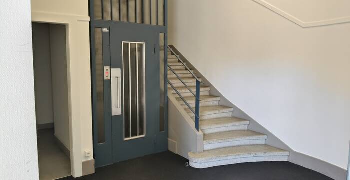 Zugang zum Sitzungszimmer über Lift und Treppe