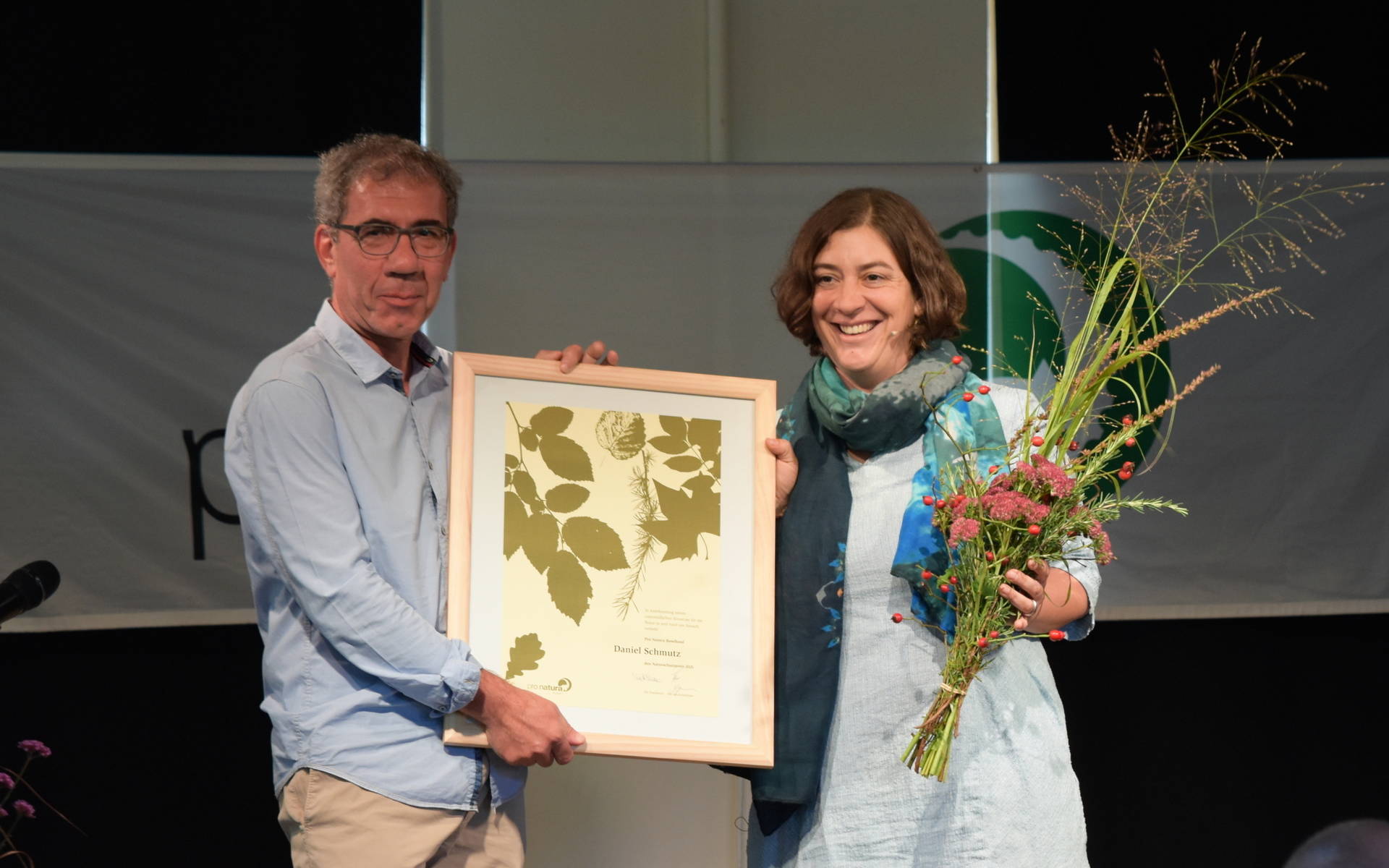 Daniel Schmutz (Preisträger) und Meret Franke (Präsidentin Pro Natura Baselland) bei der Preisübergabe