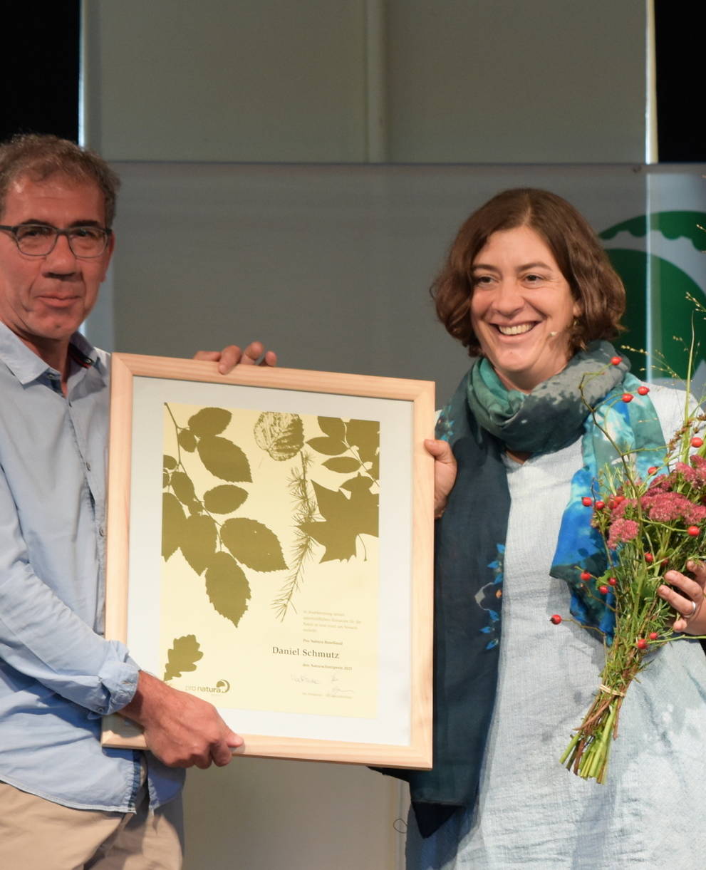 Daniel Schmutz (Preisträger) und Meret Franke (Präsidentin Pro Natura Baselland) bei der Preisübergabe