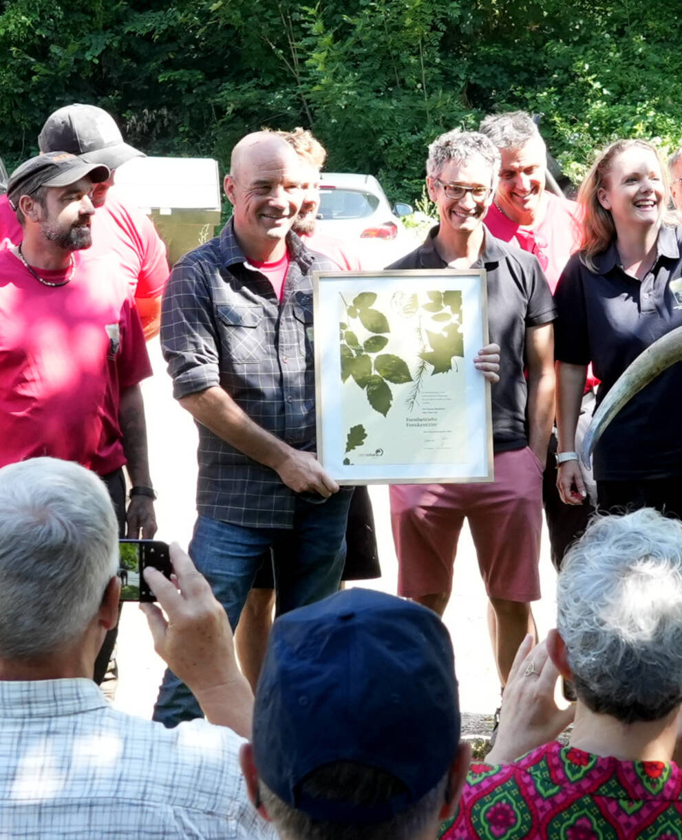 Das Team der Forstbetriebe Frenkentäler nimmt den Naturschutzpreis 2025 entgegen.