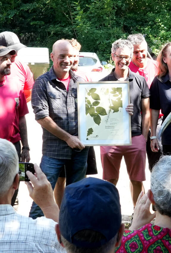 Das Team der Forstbetriebe Frenkentäler nimmt den Naturschutzpreis 2025 entgegen.