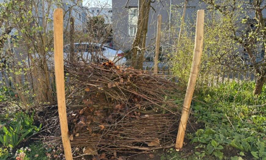 Asthaufen in einem Privatgarten in Aesch - Versteck und Nahrungsquelle für den Igel